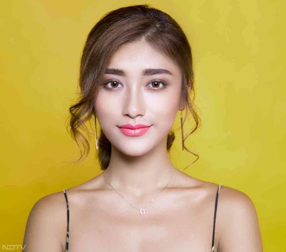 मेसी बन के साथ लेयर्ड हेयर काफी अच्&zwj;छे लगते हैं. Pic Credit- Pexels