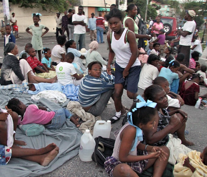 Distributing food and clean water to hungry and thirsty quake survivors is the top challenge of the early relief effort. Looting, bad roads, a ruined port, an overwhelmed Port-au-Prince airport and fears of violence meant most Haitians have received no help three days after the quake. (NYT photo)