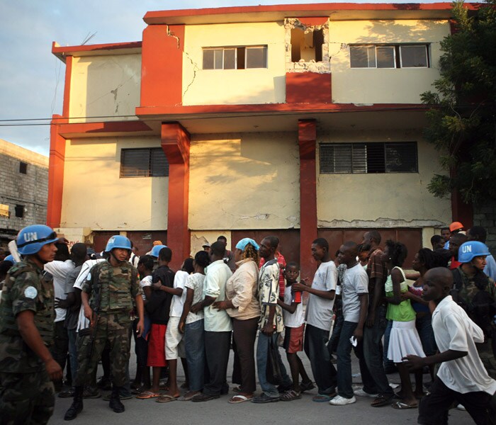 The UN and others still hadn't figured out how to deliver assistance through broken roads and crumpled buildings, with little machinery to clear the mess. They are also contending with masses of people gathered in Port-au-Prince's streets, few working phones and a massive influx of goods and personnel without an organized plan.(NYT photo)