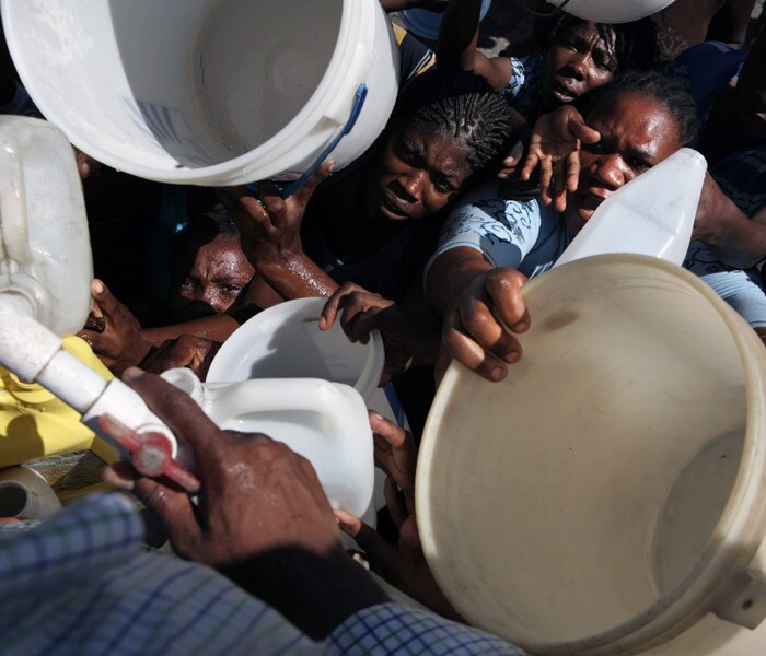 Survivors jostle for fresh water at an encampment near the airport in Port-au-Prince, Haiti. Efforts to deliver desperately needed food, water and medical help to victims of Haiti's earthquake intensified as the voices of survivors buried underneath mountains of rubble began to fall silent. (NYT photo)