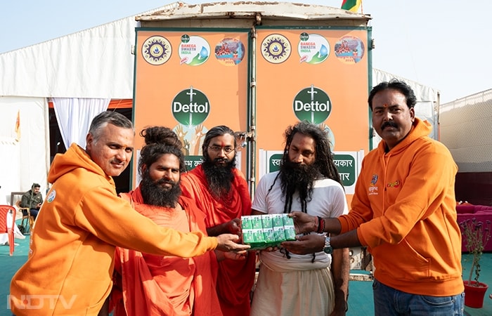 Dettol Banega Swasth India distributes soaps, sets up handwashing stations, and spreads awareness to promote hygiene at this historic event.