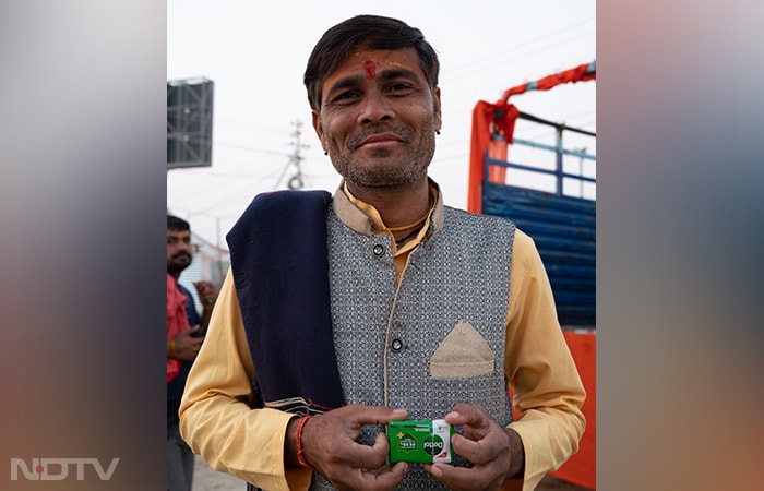 Pilgrims joyfully receive their Dettol soaps, carrying forward the message of a cleaner, healthier Kumbh experience.