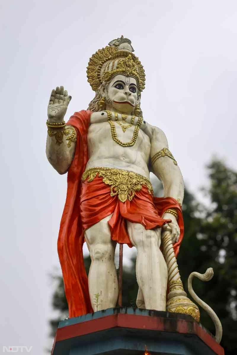 गठिया, सिरदर्द, जोड़ों का दर्द आदि दर्द हैं, तो जल का पात्र सामने रखकर हनुमान बाहुक का 21 दिनों तक पाठ करें. Pic Credit- Pexels