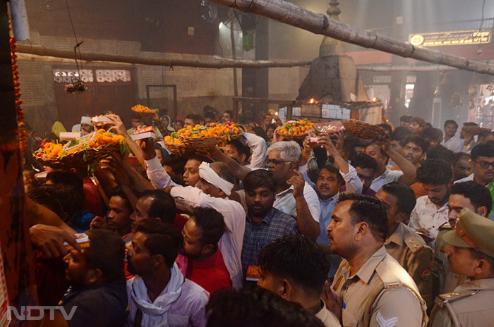 कानपुर में 'हनुमान जयंती' के अवसर पर भक्त भगवान हनुमान मंदिर में पूजा करने पहुंच रहे हैं. फोटो: पीटीआई