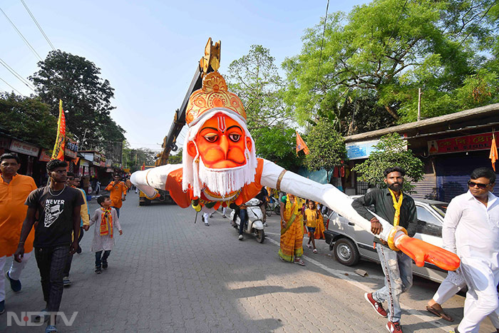 नागांव में हनुमान जयंती 2024 से पहले एक जुलूस के लिए भगवान हनुमान की विशाल मूर्ति बनाई गई. फोटो: एएनआई