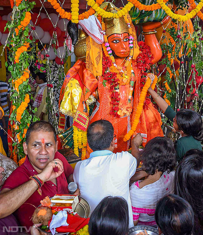 गुवाहाटी में भगवान हनुमान मंदिर में 'हनुमान जयंती' उत्सव के अवसर पर भक्त प्रार्थना करने पहुंचे. फोटो: पीटीआई