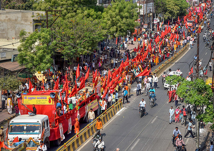 वाराणसी में 'हनुमान जयंती' उत्सव के अवसर पर धार्मिक जुलूस निकाला गया. फोटो: पीटीआई