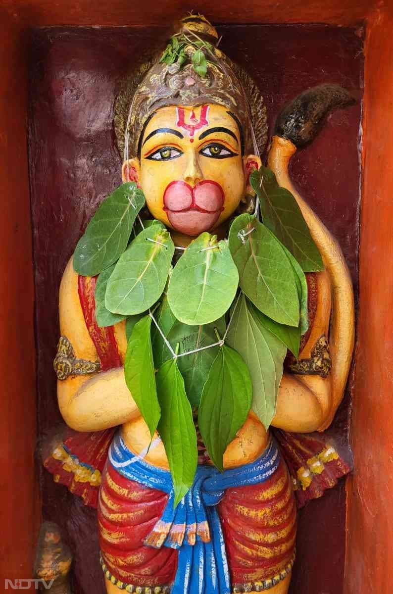 ऐसी मान्&zwj;यता है कि हनुमान जी का नाम लेने से ही नकारात्मक शक्तियां दूर भाग जाती हैं.