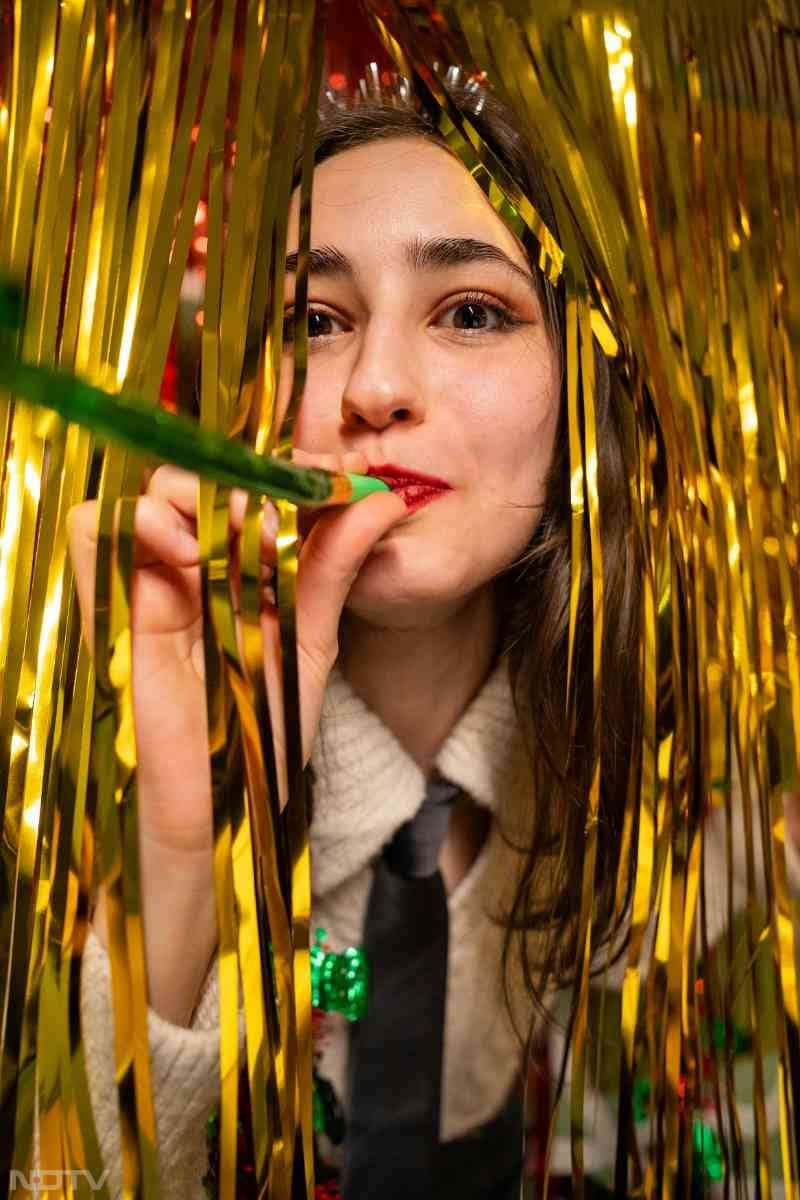 घर को रंग-बिरंगी लाइट, बैलून और न्यू ईयर बैनर से सजा सकते हैं. Pic Credit- Pexels