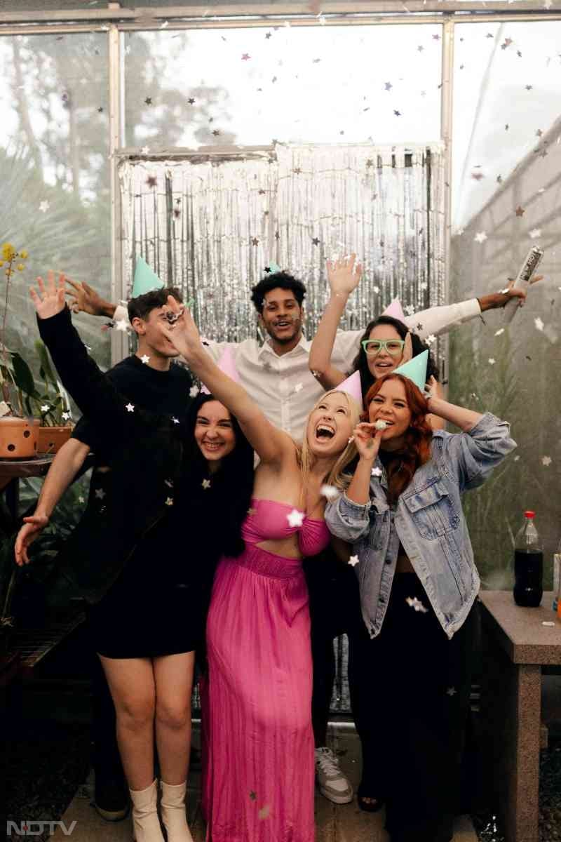 न्यू ईयर के जश्न को और भी यादगार बनाने के लिए आप दोस्तों और घरवालों के साथ मिलकर गेम्स खेल सकते हैंPic Credit- Pexels