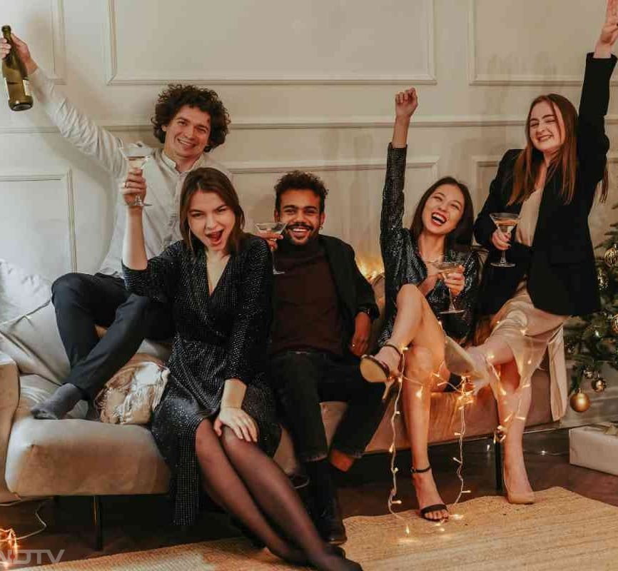 आप टीम बनाकर इनडोर गेम्स, क्विज या अंताक्षरी खेल सकते हैं. Pic Credit- Pexels