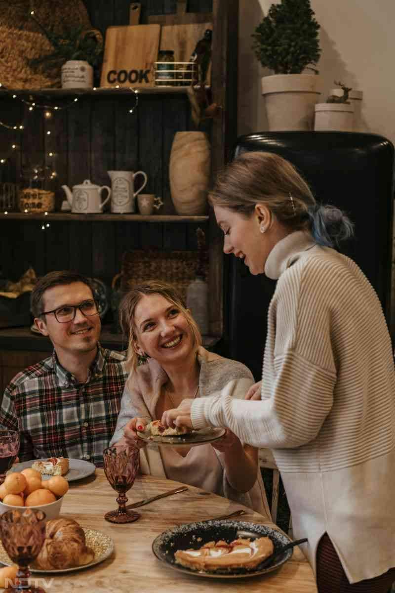 परिवार और दोस्तों के साथ मिलकर स्वादिष्ट स्नैक्स तैयार करें, म्यूजिक लगाएं और डांस करें. Pic Credit- Pexels