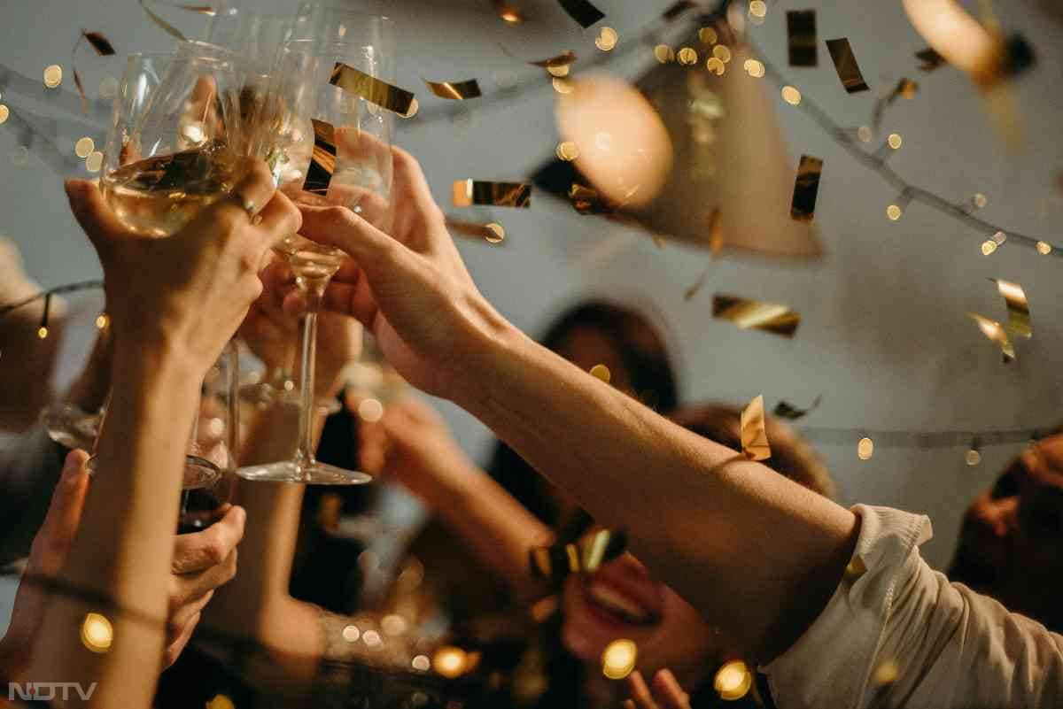 एक प्लेलिस्ट तैयार करें और सभी के साथ डांस करके नए साल का स्वागत करें. Pic Credit- Pexels
