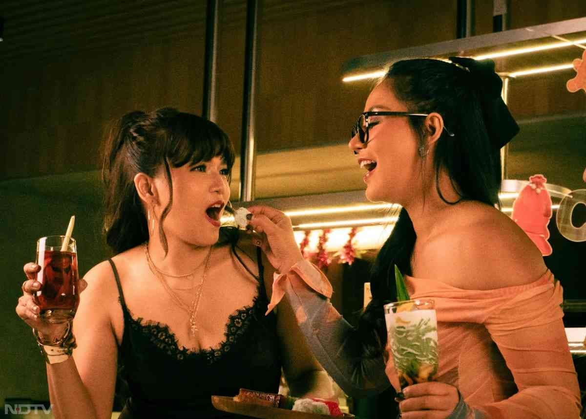 दोस्&zwj;तों संग मस्&zwj;ती करते हुए नए साल का स्&zwj;वागत करने का मजा ही और है. Pic Credit- Pexels