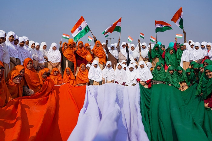 अहमदाबाद में छात्रों ने तिरंगा लहराकर गणतंत्र दिवस मनाया. (फोटो: पीटीआई)