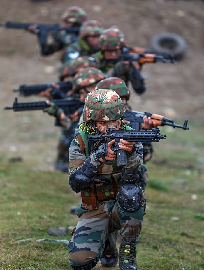 गणतंत्र दिवस से पहले नियंत्रण रेखा (एलओसी) पर फायरिंग रेंज में अभ्यास के दौरान भारतीय सेना के जवानों ने अखनूर के पल्लनवाला सेक्टर में अभ्यास किया. (फोटो: पीटीआई)