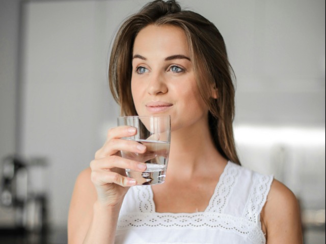 हर रात सोने से पहले पानी पीने का सही तरीका