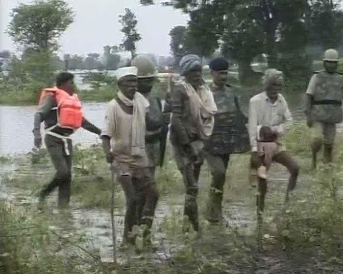 Harda jal satyagraha: Cops pull out protesters from water