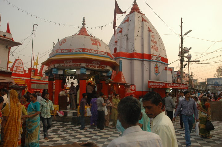 Men and women, young and old, drawn from almost all social and economic strata, mingle on the banks of the holy Ganga. (Image Courtesy: Tejas Mehta)