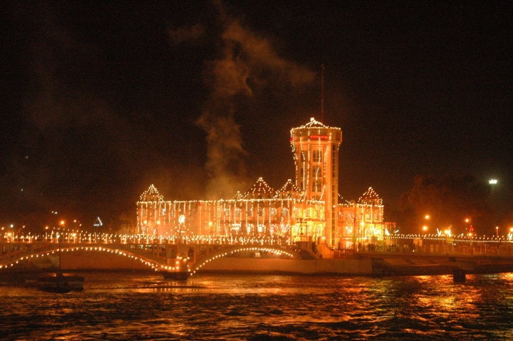 As dusk falls, aartis are performed in all temples and shrines that line the banks of river Ganga, lighting up the temple town. One witnesses the ringing of bells, the swirling of oil lamps and chanting of mantras in a holy unison of sorts.(Image Courtesy: Tejas Mehta)