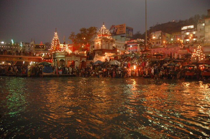 As the sun sets, there are a million diyas lit, aartis performed in various temples as well as homes and guest houses all along the river bank, and tiny floral floats released in the waters. (Image Courtesy: Tejas Mehta)