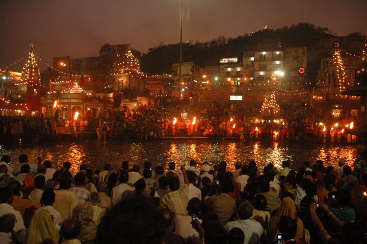 Along the banks of river Ganga, awestruck devotees join in the aarti in a collective act of piety. (Image Courtesy: Tejas Mehta)