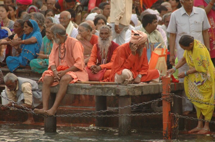 The waterfront is swarmed with devotees who come to witness the aarti that is performed each day at sunset. (Image Courtesy: Tejas Mehta)