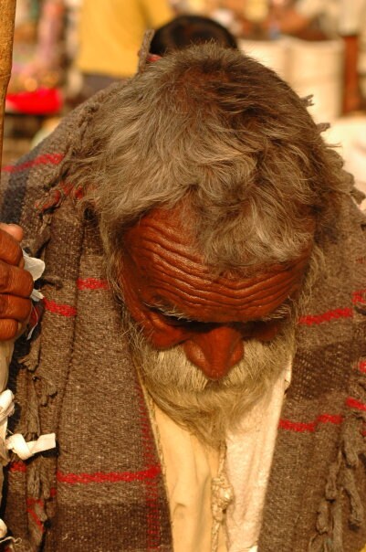 A devotee bows his head in a silent prayer to river Ganga. Count the lines on his forehead...a sign of age-old wisdom? (Image Courtesy: Tejas Mehta)