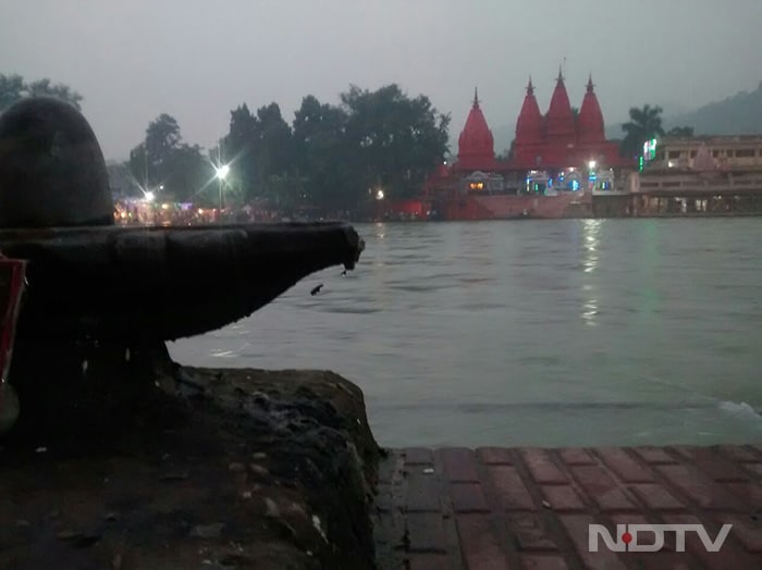 Har Ki Pauri, the largest of several sacred ghats in the nation, hosts a nightly Ganga Aarti.