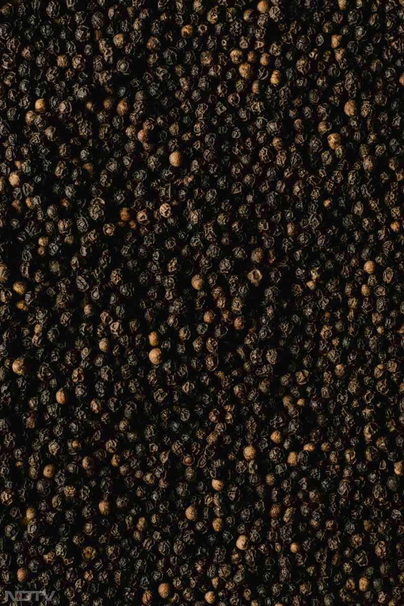 काली मिर्च को शहद या अदरक के साथ लेने से इम्यून सिस्टम को और भी मजबूत किया जा सकता है. Pic Credit- Pexels