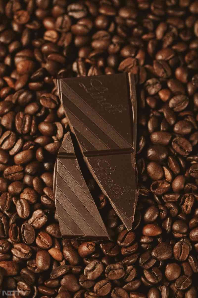 डार्क चॉकलेट में फाइबर, मैग्नीशियम, जिंक, आयरन और मैंगनीज होते हैं. इसमें पोटेशियम, सेलेनियम और फास्फोरस भी पाया जाता  है.