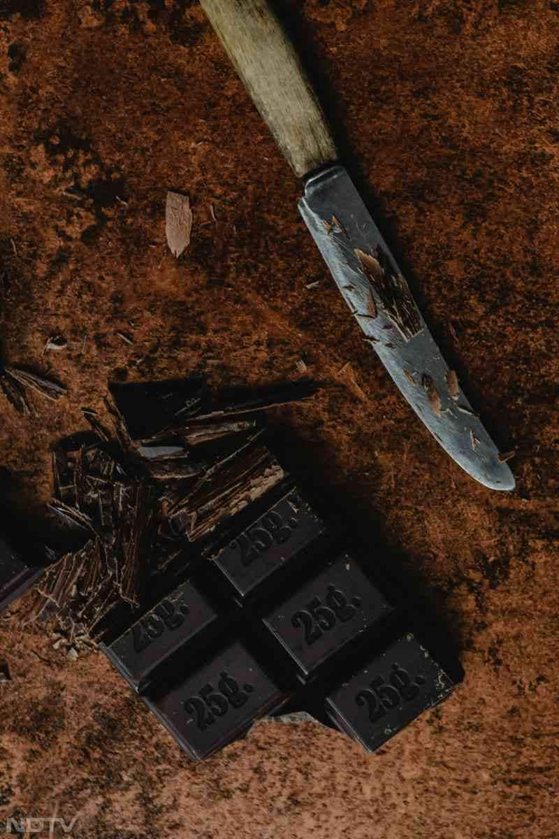 डार्क चॉकलेट स्ट्रेस हार्मोन को कम कर सकती है. इसके सेवन से हैप्पी हार्मोन रिलीज होते हैं. इसमें एंटीऑक्सीडेंट्स मौजूद होते हैं जो ऑक्सीडेटिव तनाव को कम करने में मददगार माने गए हैं.