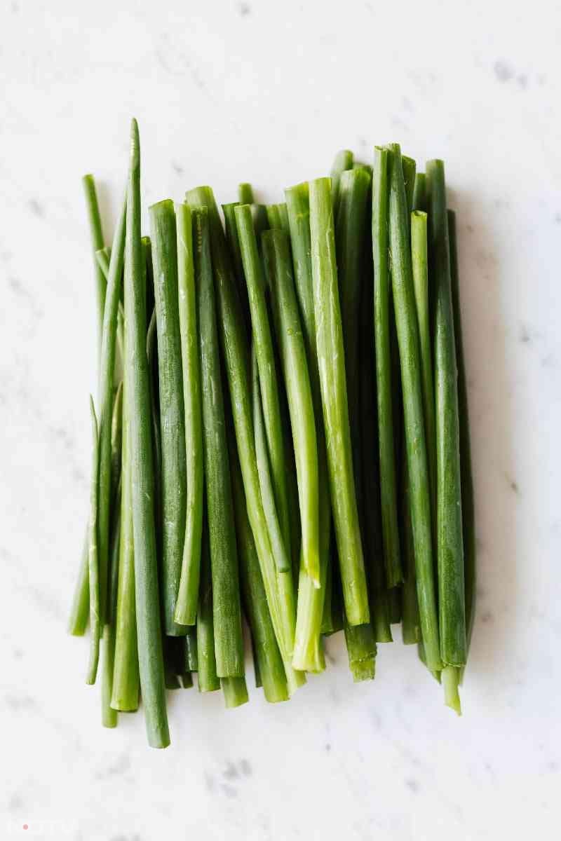 हरी प्याज में प्राकृतिक रूप से एंटी-बैक्टीरियल और एंटी-वायरल गुण मौजूद होते हैं. इसलिए इसके सेवन से मौसमी बीमारियों से बचाव होता है.