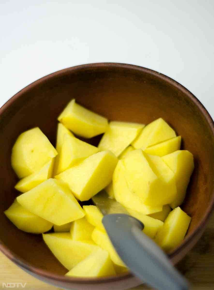 आलू के सेवन से कब्ज को रोकने और गट हेल्थ को बढ़ावा देने में मदद मिल सकती है.