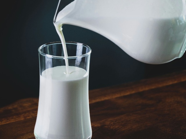 बच्चों के लिए दूध को हेल्दी बनाने के 7 तरीके