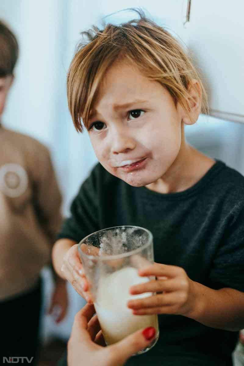 6. कोको वाला दूध - बाज़ार से कोको पाउडर लाएं और वो थोड़ी सी मात्रा में मीठे दूध में मिलाकर बच्चों को पिला सकती हैं.