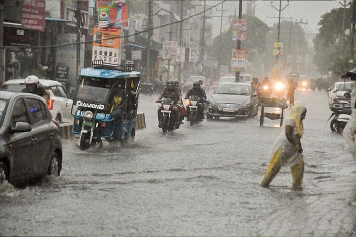 देशभर में भारी बारिश, कहीं मौसम हुआ खुशगवार, तो कहीं सड़कों पर भरा पानी