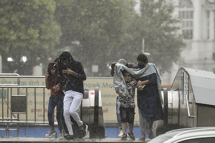देशभर में भारी बारिश, कहीं मौसम हुआ खुशगवार, तो कहीं सड़कों पर भरा पानी
