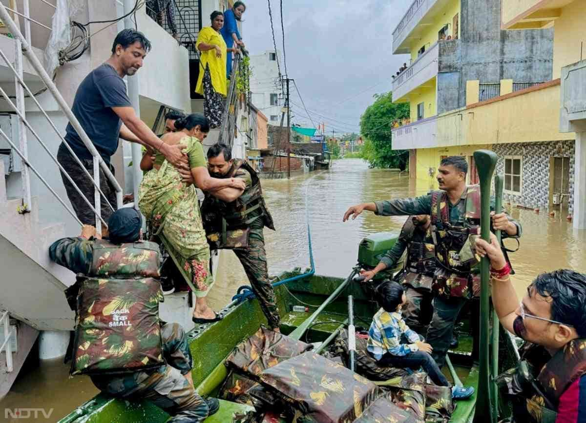 वडोदरा में बाढ़ के कारण कई लोग शहर के विभिन्न हिस्सों में फंसे हुए हैं. एनडीआरएफ की टीम नावों के जरिए लोगों को सुरक्षित स्थानों पर पहुंचा रही है.