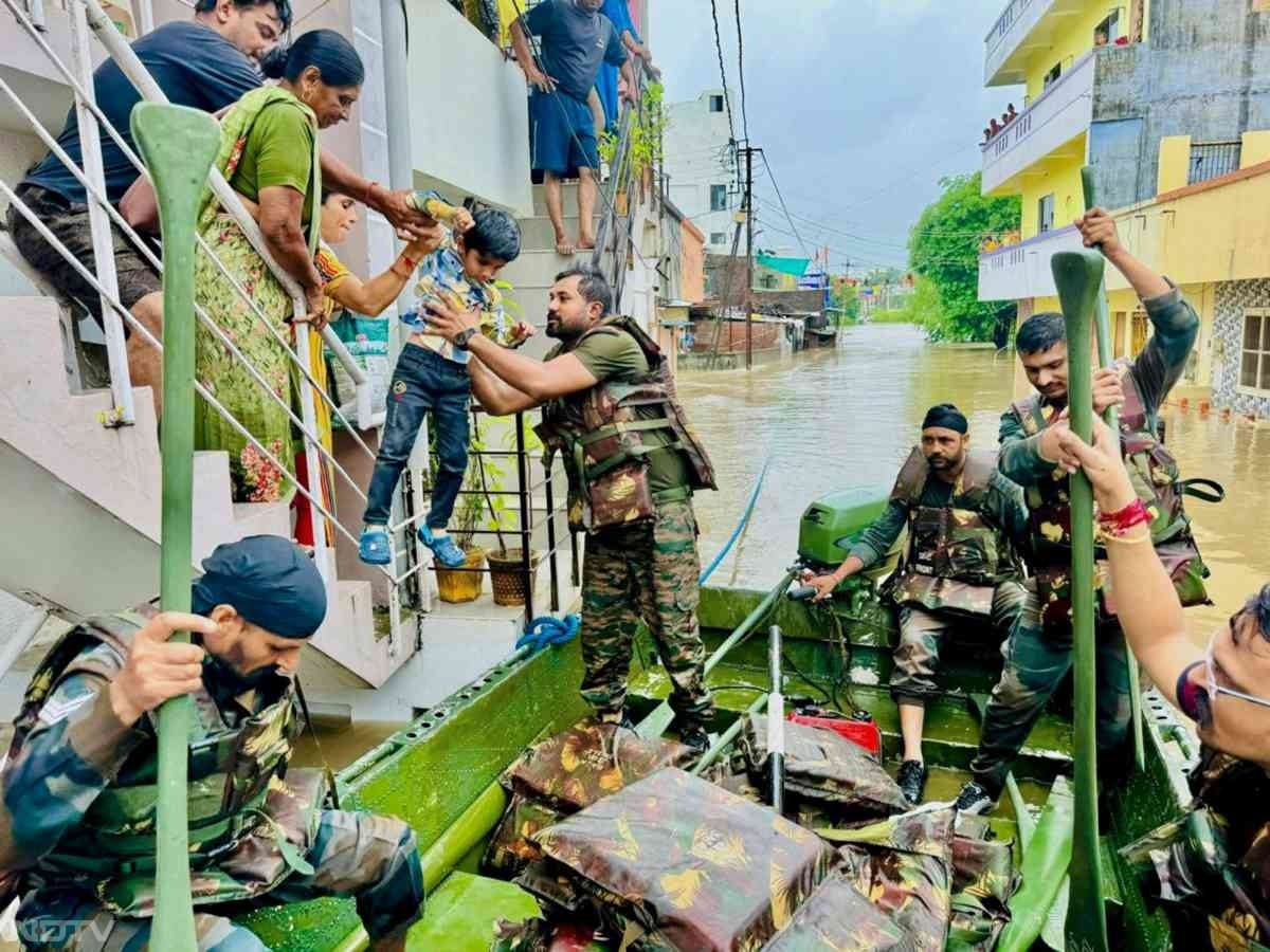 NDRF की टीम गलियों में जाकर लोगों की मदद कर रहे हैं. बुजुर्गों, बच्चों, और बीमार लोगों को प्राथमिकता के साथ निकाला जा रहा है. मेडिकल सहायता और जरूरी सामग्री भी दी जा रही है.