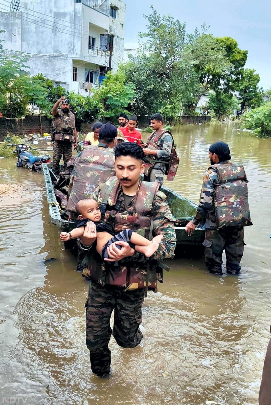 राज्य आपातकालीन संचालन केंद्र (एसईओसी) की अद्यतन जानकारी में बताया गया कि गुजरात के बाढ़ प्रभावित क्षेत्रों से 18,000 से अधिक लोगों को स्थानांतरित किया गया है तथा लगभग 1,200 लोगों को बचाया गया है.