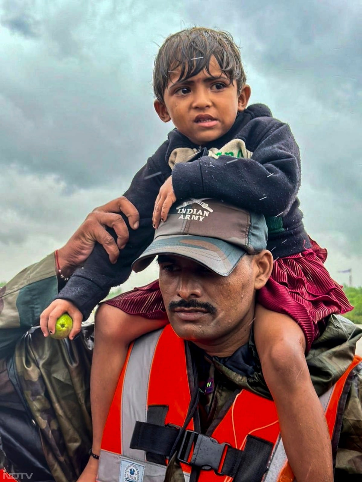 भारी बारिश और अजवा बांध से पानी छोड़े जाने के कारण मंगलवार को सुबह विश्वामित्री नदी का जलस्तर 25 फुट के खतरे के निशान से ऊपर पहुंच गया था.