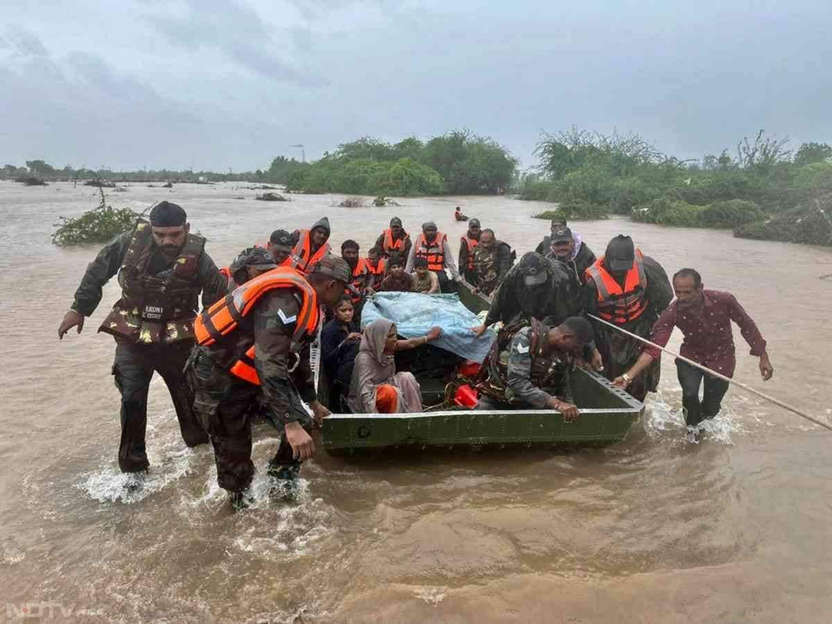 गुजरात के मुख्यमंत्री भूपेंद्र पटेल ने सोशल मीडिया मंच 'एक्स' पर एक पोस्ट में कहा, ''गुजरात में पिछले तीन दिनों से लगातार बारिश हो रही है. प्रधानमंत्री नरेन्द्र मोदी ने आज लगातार दूसरे दिन मुझे फोन किया और स्थिति के बारे में जानकारी ली.''