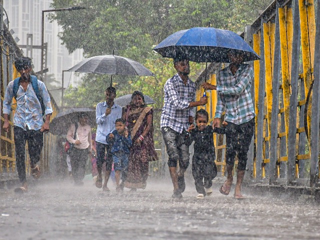 Mumbai rain: भारी बारिश से बेहाल आर्थिक राजधानी, सड़कें, प्‍लेटफॉर्म डूबे, स्‍कूल बंद