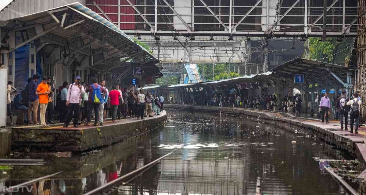 भारी बारिश के चलते ट्रेनें, सड़कें और राजमार्ग प्रभावित हुए हैं. फोटो: पीटीआई