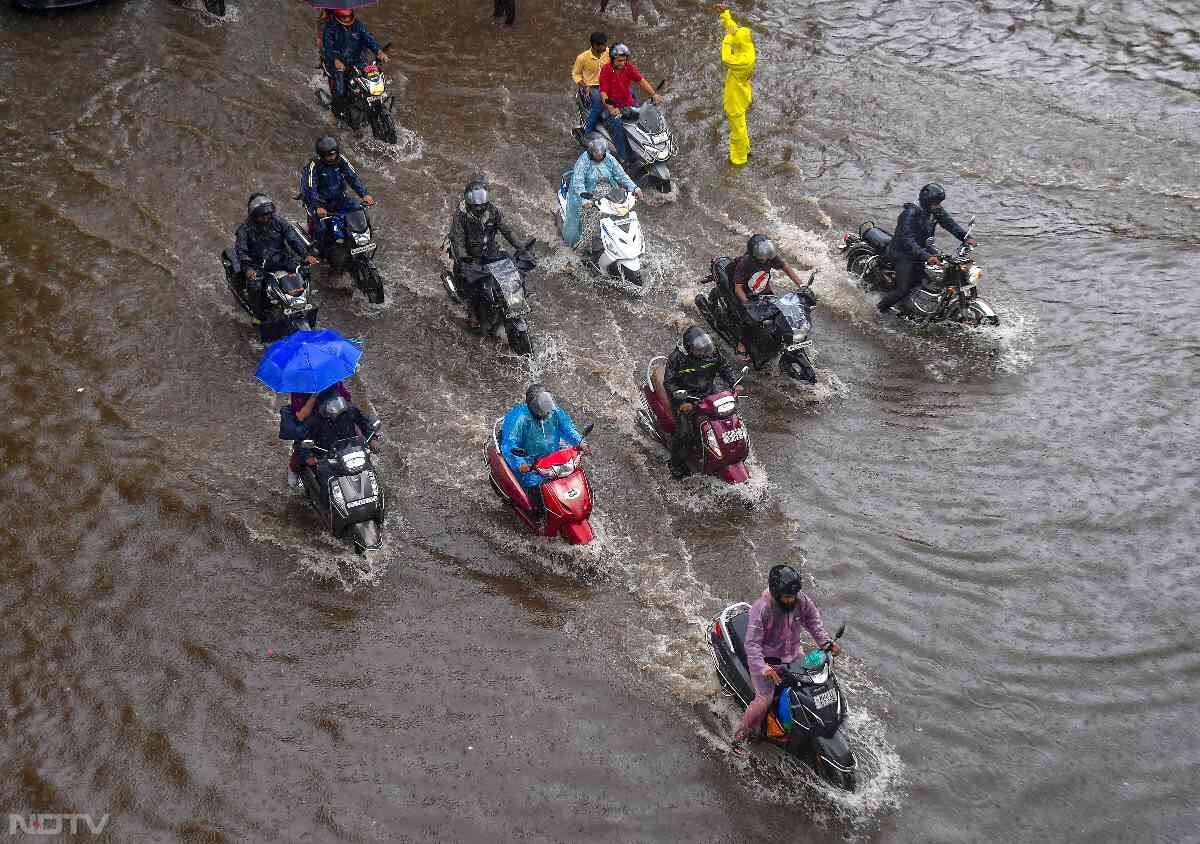 भारी बारिश के बीच लोगों को दफ्तर पहुंचने में भारी परेशानी हो रही है. फोटो: पीटीआई