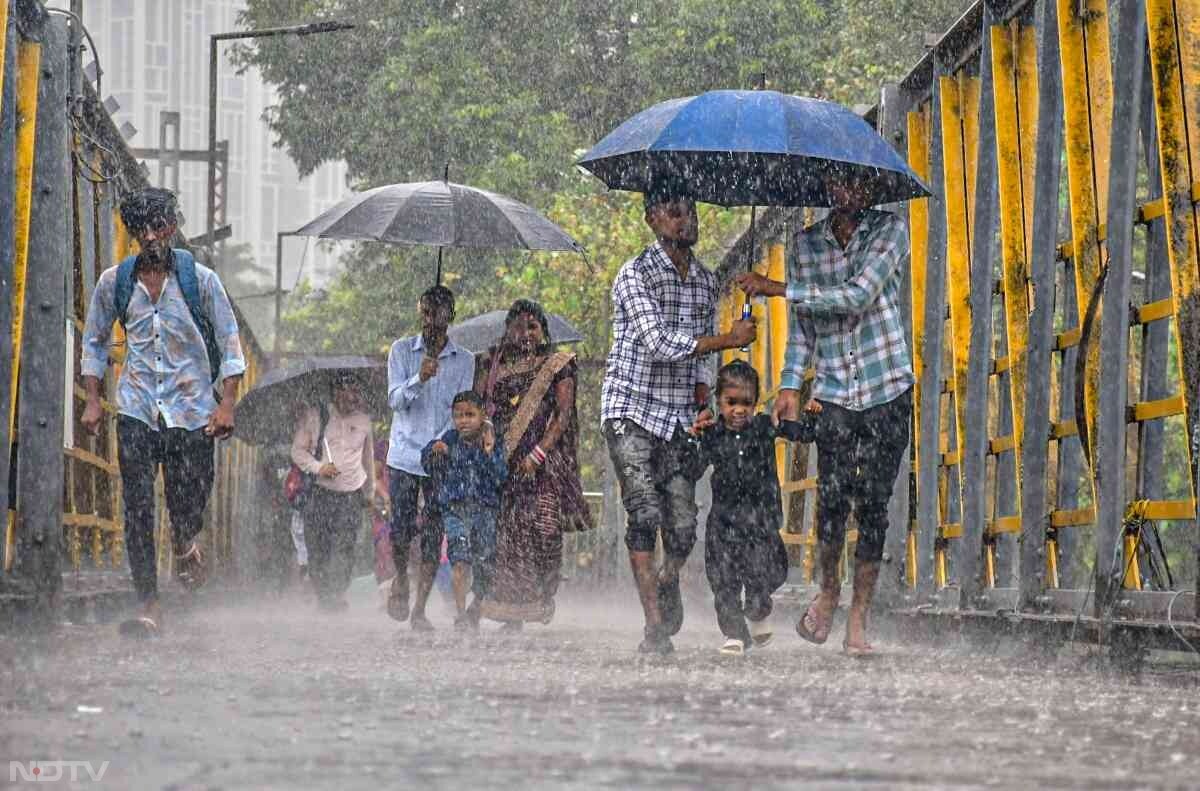 एनडीआरएफ की टीमों को मुंबई के कुर्ला और घाटकोपर इलाकों और महाराष्ट्र के अन्य हिस्सों में तैनात किया गया है. फोटो: पीटीआई