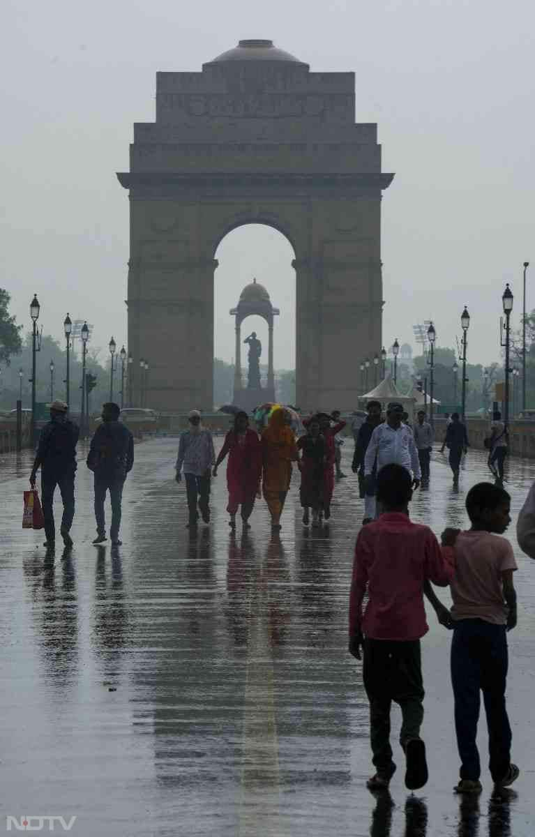 मौसम विभाग ने दिल्ली में बारिश को लेकर अलर्ट जारी किया है. आईएमडी के मुताबिक उत्तर- पश्चिम और पूर्वी भारत में अगले 4-5 दिनों के दौरान भारी से बहुत भारी वर्षा होने की संभावना है. फोटो: पीटीआई