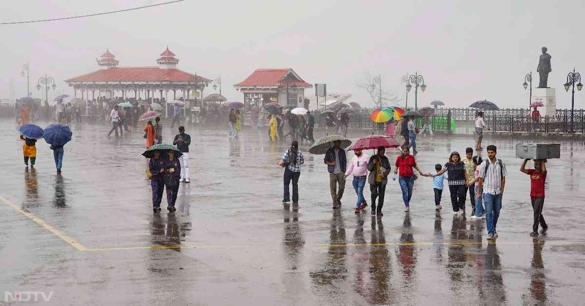 शिमला में बारिश के दौरान लोगों को काफी खुश और एन्जॉय करते देखा गया. फोटो: पीटीआई