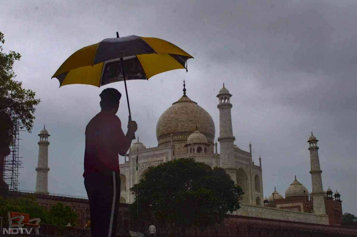 आगरा में बारिश के चलते तापमान में गिरावट के कारण लोगों को राहत मिली है. फोटो: पीटीआई